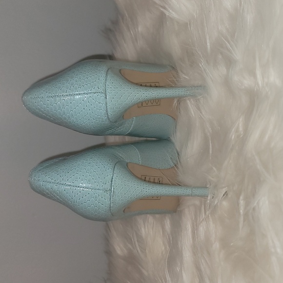 Gently used powder blue Pat leather size 6 heels - Picture 3 of 4